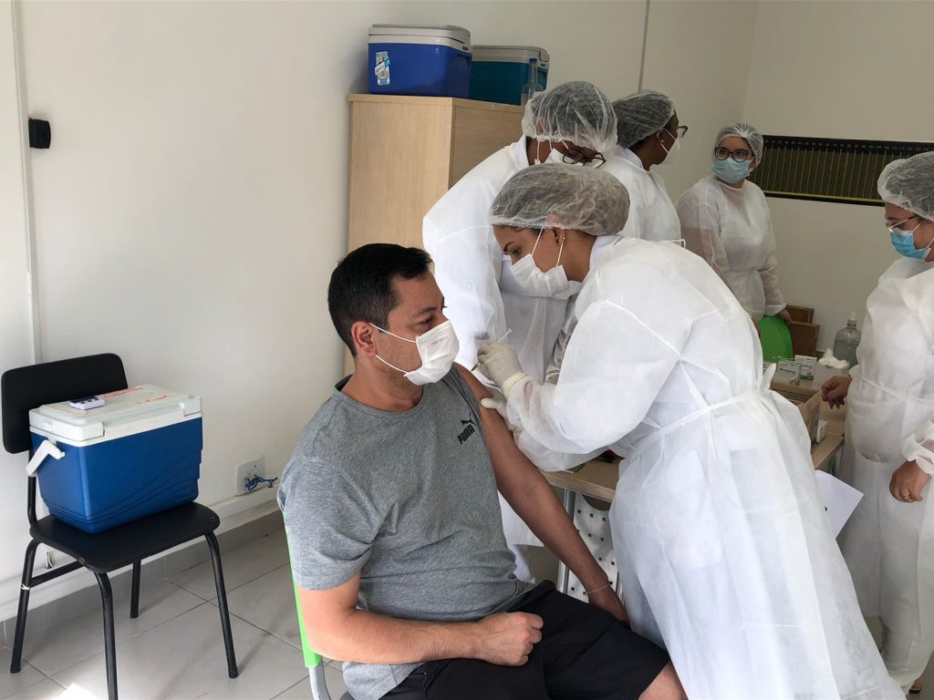 Virada da Vacina 33 horas interruptas de imunização na praça Afonso Pena