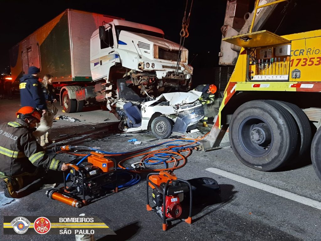 Carro Fica Prensado Entre Caminh Es Em Grave Acidente Na Via Dutra