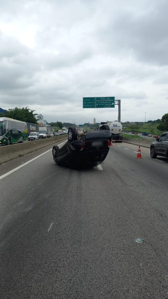 Carro Capota Na Via Dutra No In Cio Da Tarde Desta Segunda Em S O Jos