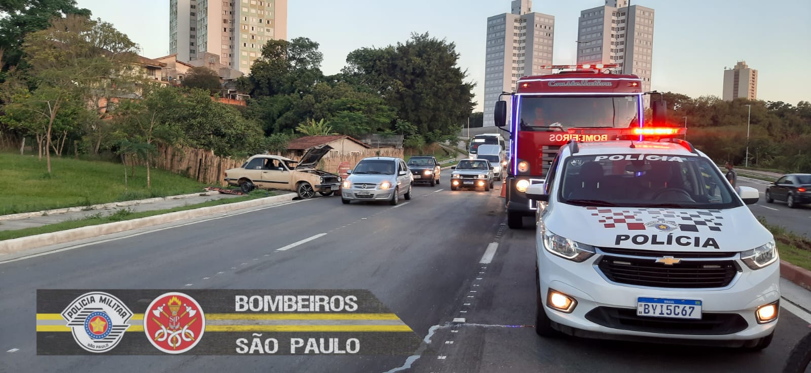 Carro quatro homens capota na Via Norte motorista é resgatado em