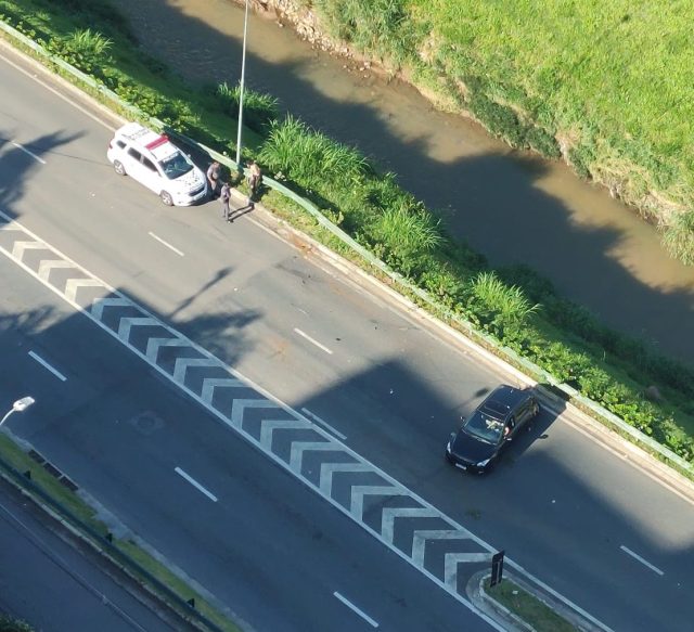 Motorista perde controle do carro e colide guard rail próximo a