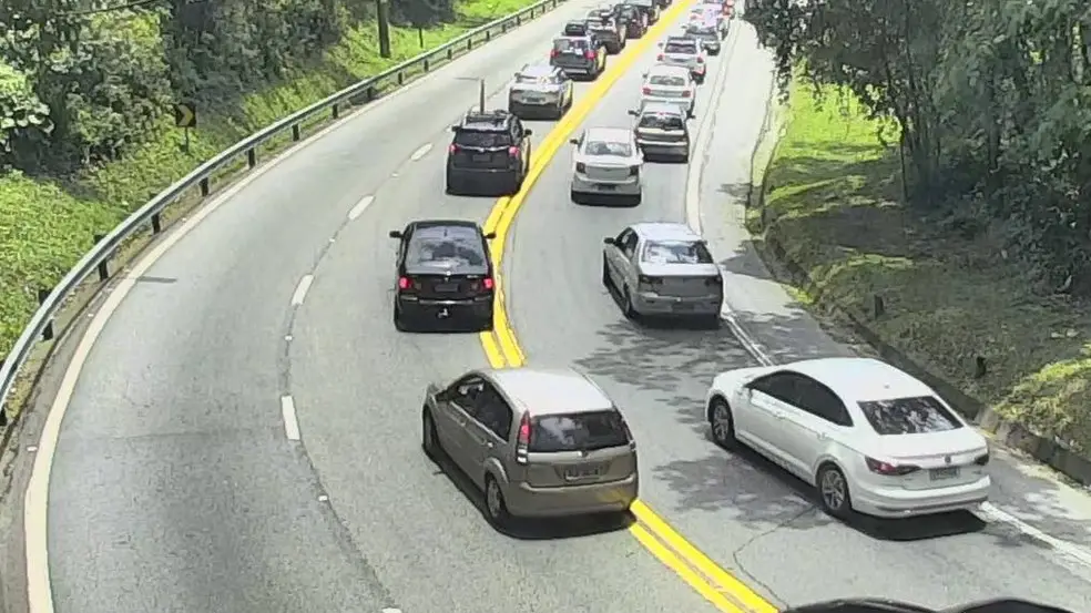 Caminhão desgovernado causa engavetamento com 10 veículos no final da serra, em Caraguá