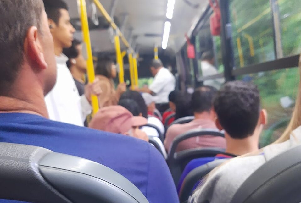 Moradores da zona norte reclamam de horários reduzidos e ônibus lotados