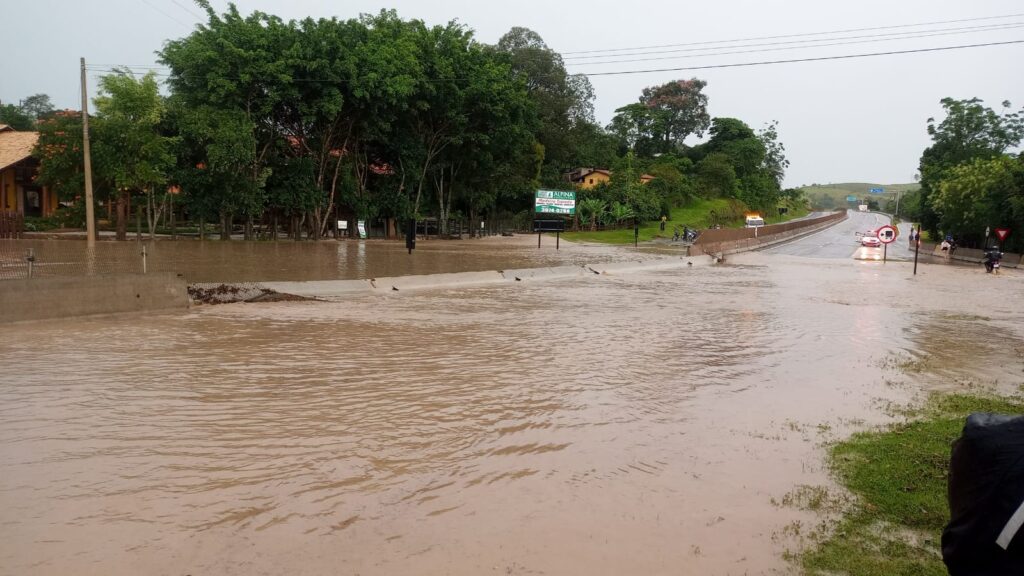 Rodovia Tamoios é interditada devido a fortes chuvas na região de Paraibuna