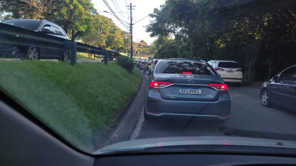 Acidente complicado saída do bairro Urbanova nesta manhã