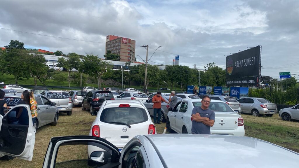 Motoristas de aplicativos protestam contra a PLP 122024 em São José dos Campos