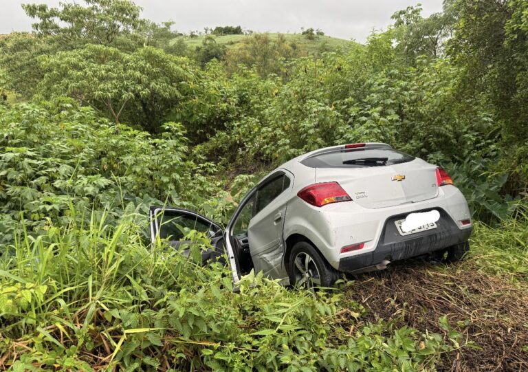 Susto no Urbanova Carro cai em vala após colisão!