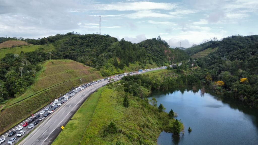 Trechos das rodovias Tamoios e Oswaldo Cruz seguem interditadas