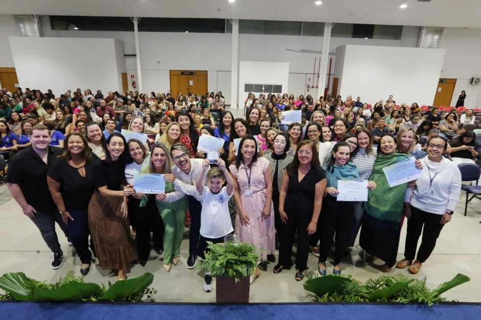 Escolas recebem reconhecimento por desempenho na alfabetização