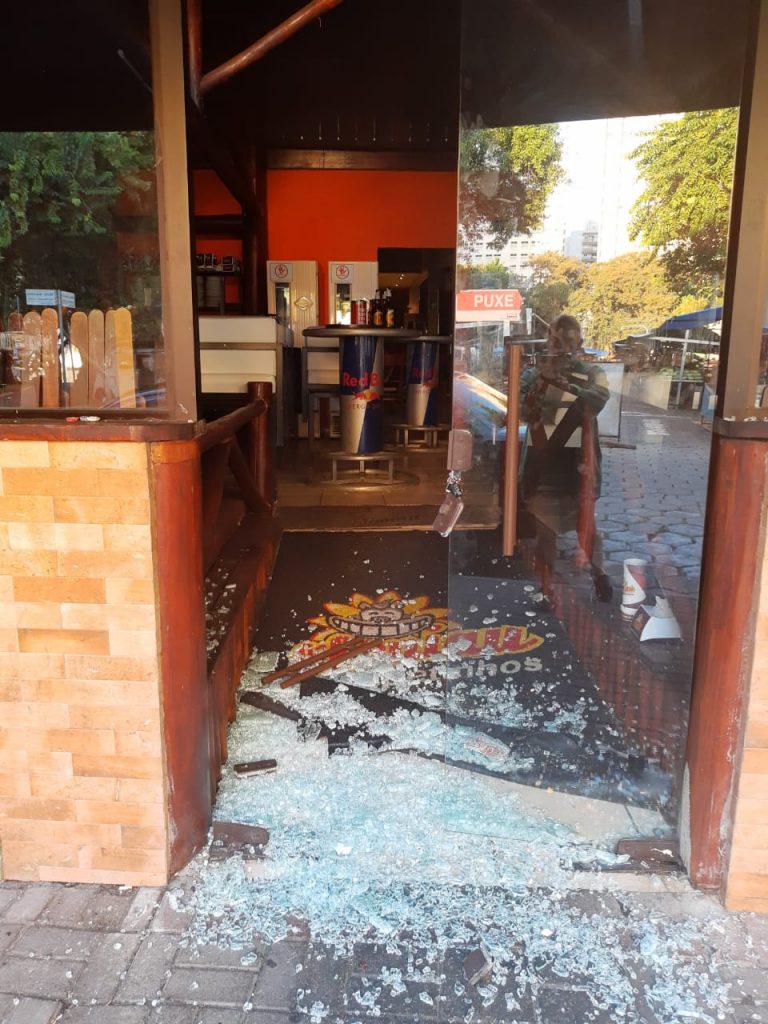 Centro Life Quatro homens invadem e furtam bar em plena praça São Dimas Veja imagens Life