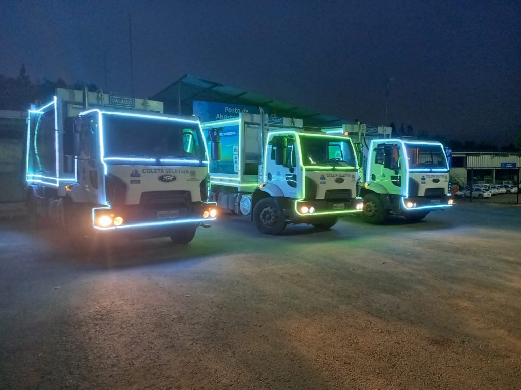Ritmo de natal: caminhões da coleta com luminosos!