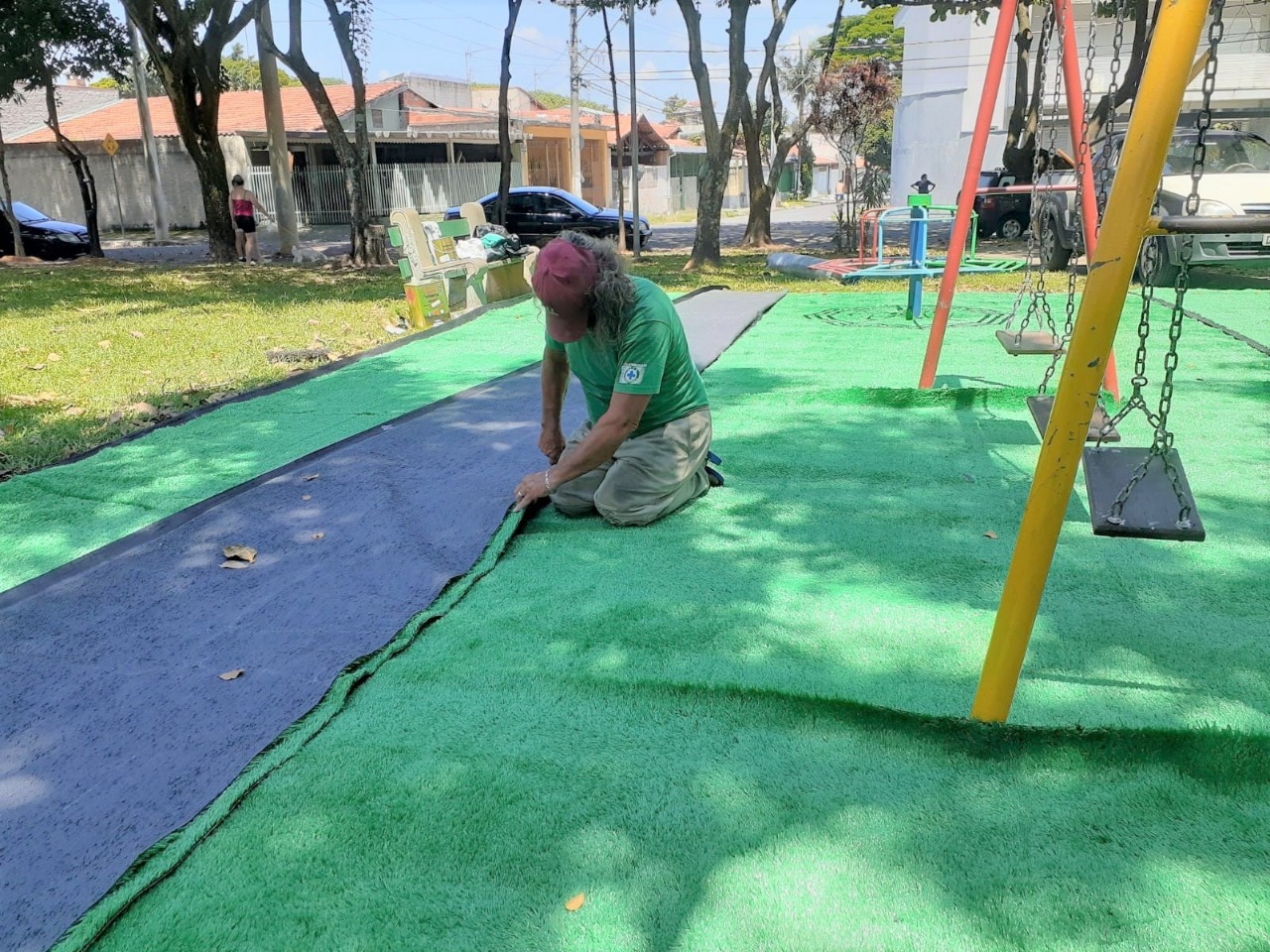Grama sintética é instalada em oito parquinhos infantis de São José