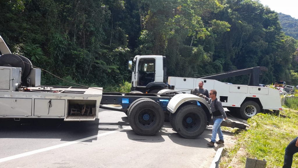 Carnaval intensifica trânsito rumo à praia; trecho da Rio-Santos parcialmente interditado no Lázaro, em Ubatuba