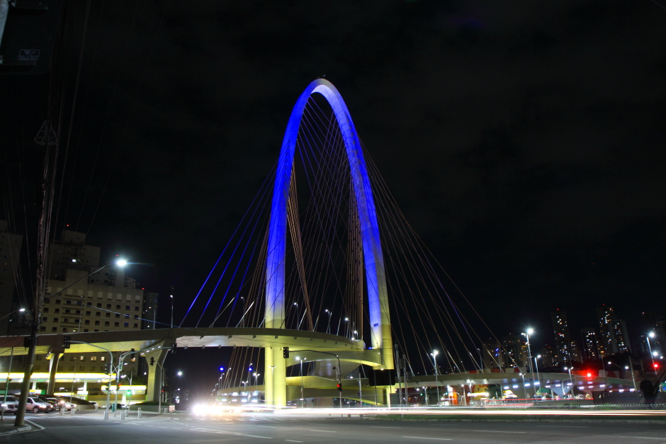 Cores da bandeira ucraniana iluminam ponte estaiada até o fim da guerra