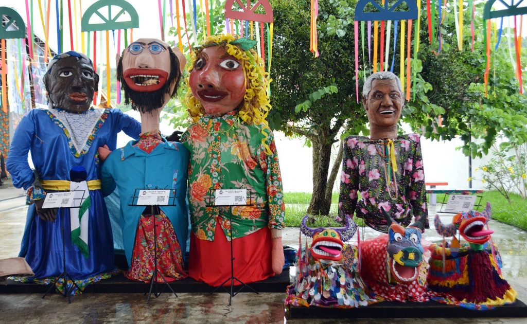 Exposição “Bloco a Bloco” reúne bonecões, minidocs e marchinhas em São Luiz do Paraitinga