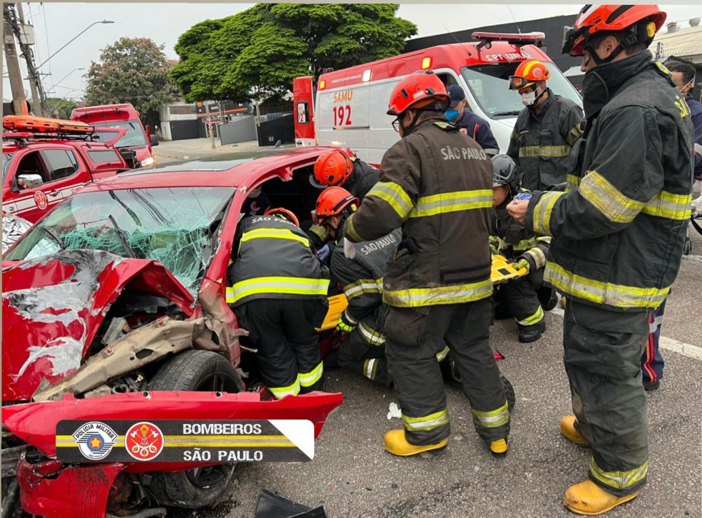 Homem fica preso nas ferragens após acidente no trecho urbano da Tamoios