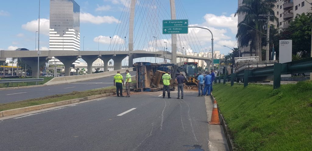 Motorista passa mal e tomba caminhão no muro de concreto da ponte estaiada