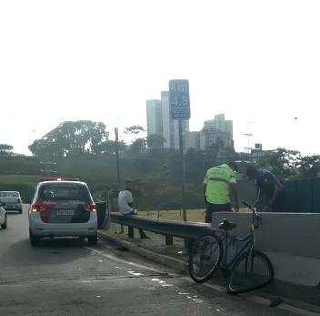 Ciclista é atropelado no Anel Viário nesta manhã. Trânsito ficou congestionado!