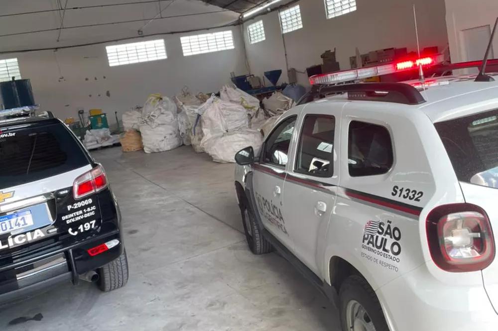 Dupla Presa Em Galp O No Bairro Ch Caras Reunidas Com Carga De Pl Stico Avaliada Em R Mil