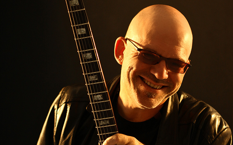 Icone no blues nacional, Nuno Mindelis faz show gratuito no Teatro Municipal!