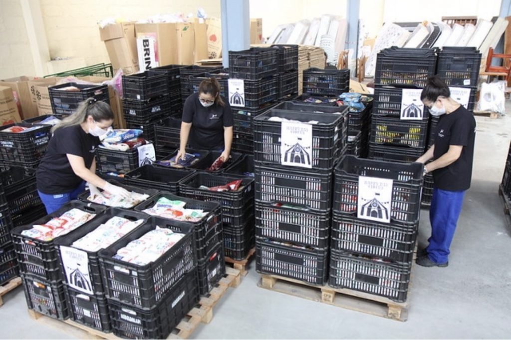 Mais de 13 toneladas de alimentos doadas ao Fundo Social de São José dos Campos por meio de parceria entre centro comercial e circo