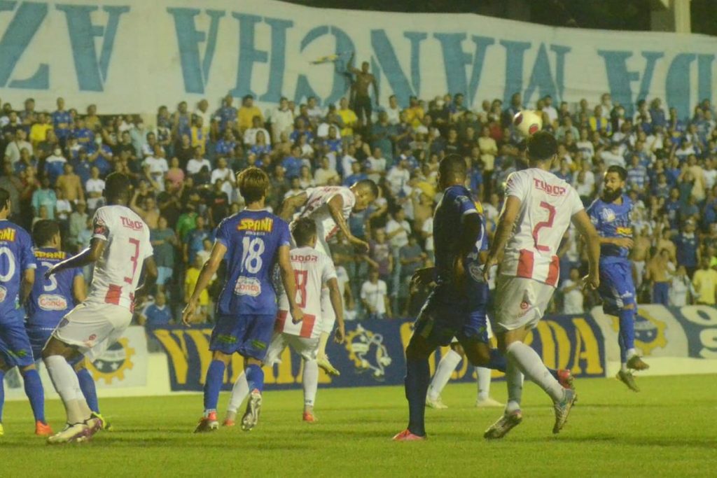 Noite para ser esquecida no Martins Pereira!