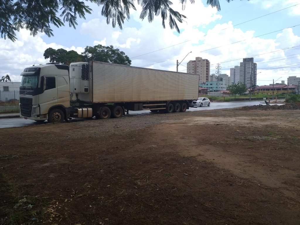 Tráfego de carretas e obras da Linha Verde prejudicam mobilidade na região do Jd. América!