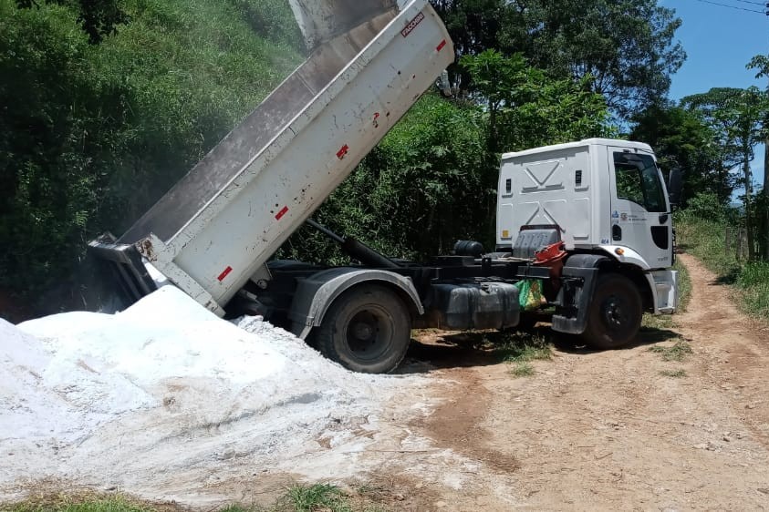 Transporte gratuito de calcário chega a 365 tonelada
