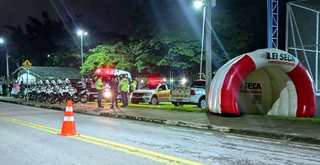 Blitz da Lei Seca na Via Dutra autua 56 motoristas em São José