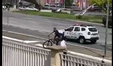 Jovem de bicicleta cruza córrego Vidoca para fugir de abordagem da PM. Veja vídeo!