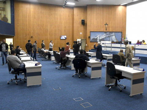 Aprovado na Câmara projeto que desobriga comércios a pendurar placas de licenças e alvarás em São José dos Campos