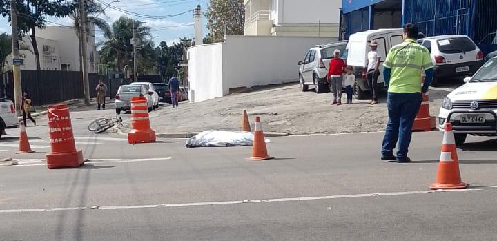 Ciclista de 53 anos morre em acidente com caminhão no centro de São José dos Campos