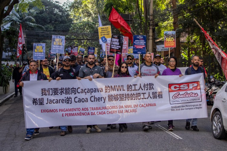 Trabalhadores da Caoa Chery e MWL protestam em frente ao Consulado da China, em São Paulo!