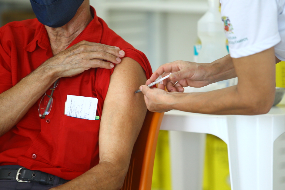Pessoas com 58 anos ou mais recebem 4ª dose a partir desta terça