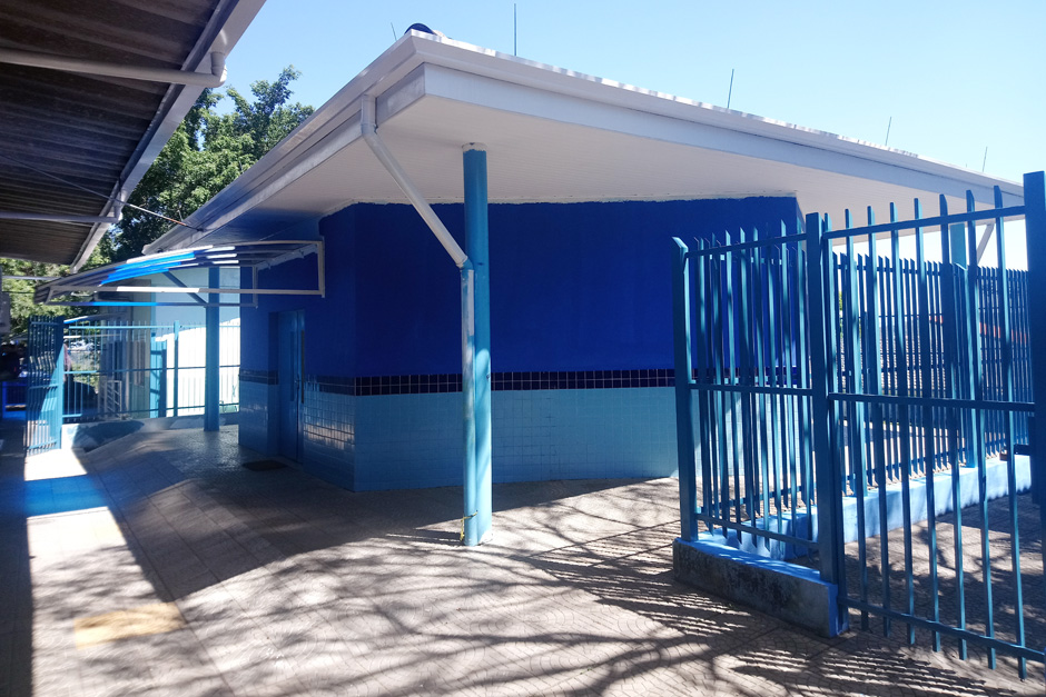 Dupla invade escola municipal para roubar fios no Jardim Santo Onofre