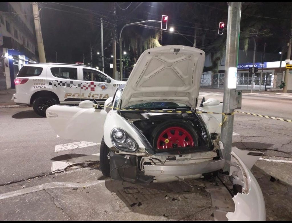 Em fuga, dupla dispensa submetralhadora antes de bater Porsche em poste na avenida José Longo