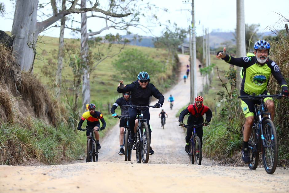 Cerca de 300 ciclistas enfrentam frio, vento e 55 km em meio à natureza até São Francisco Xavier