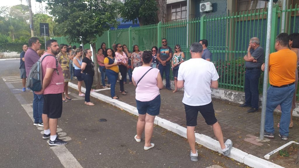 Grupo de professores da rede estadual protesta contra municipalização de 17 escolas em São José dos Campos