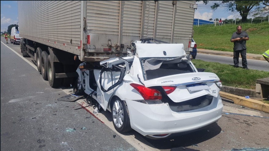 Motorista morre na Via Dutra após acertar traseira de caminhão que estava parado no acostamento