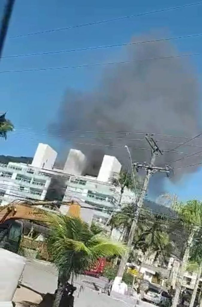 Incêndio no 2º andar destrói apartamento e mobiliza bombeiros na Praia Grande!