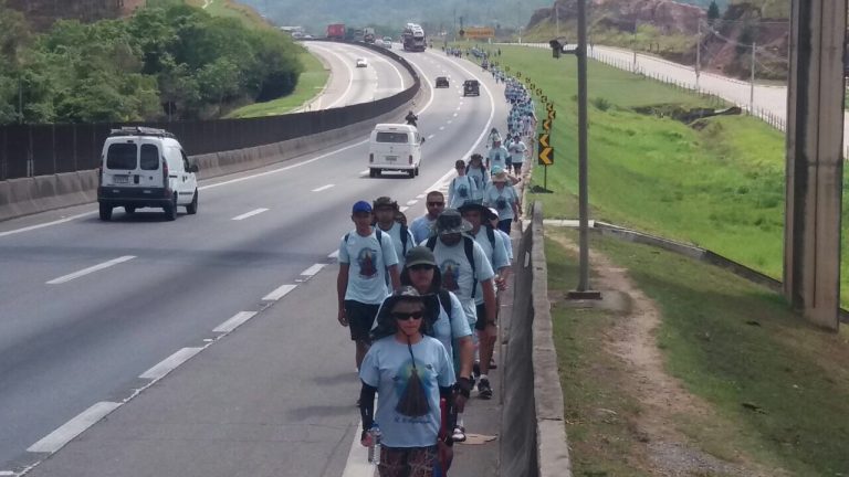 Prova de fé, 60 mil romeiros devem caminhar pela Dutra rumo à Aparecida!