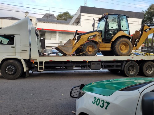 Retroescavadeira roubada em Monteiro Lobato é recuperada em terreno na zona norte de São José