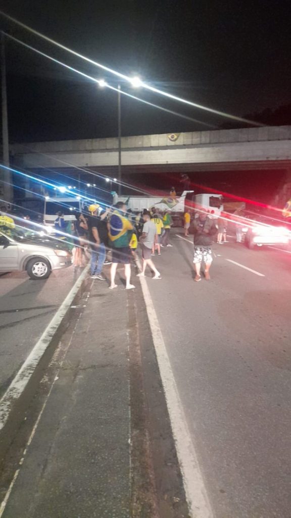 Tamoios também tem ponto de bloqueio em ambos os sentidos em Caraguá
