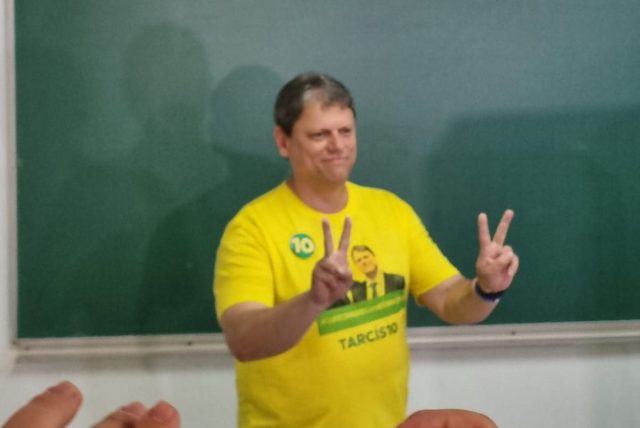 Tarcísio votou pela manhã em colégio no Vila Ema