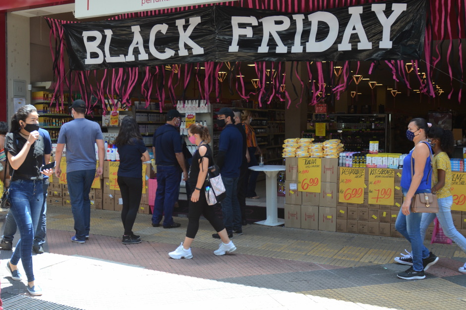 Black Friday tem fiscalização do Procon a comércios e orientação a consumidores em São José dos Campos