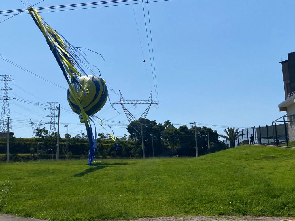 Balão de grande porte cai sobre fiação no Jardim Aquarius