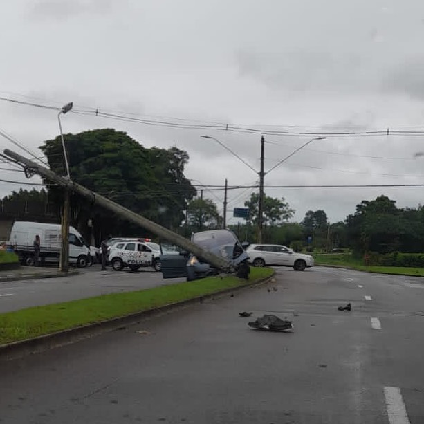 Carro acerta poste no início da tarde desta terça em avenida no Urbanova