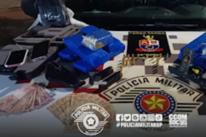 Dupla tenta fugir da PM, mas acaba presa com pistola, 5 quilos de maconha e R$ 3,2 mil
