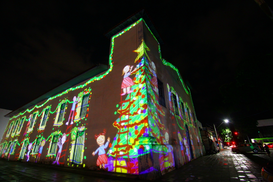 Em clima de natal, projeção mapeada na igreja São Benedito começa nesta segunda