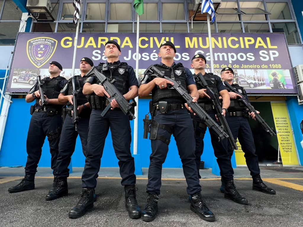 GCM é equipada com espingardas calibre 12 e Carabinas.40